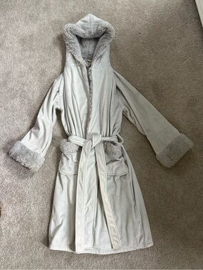 Pottery barn Hooded Robe with Faux Fur - Light Gray